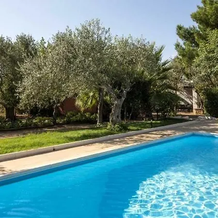 Villa Sleeps 4 Pool Air Con *